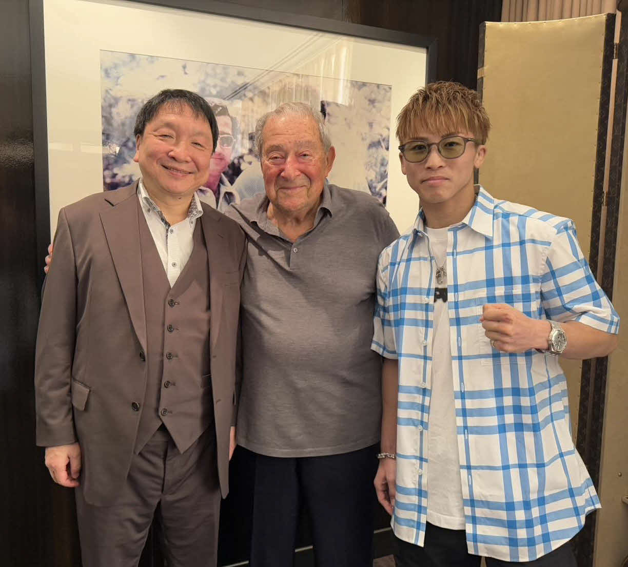 米プロモート大手トップランク社のボブ・アラムCEO（中央）と会った井上尚弥（右）と所属ジム大橋秀行会長（大橋ジム提供）