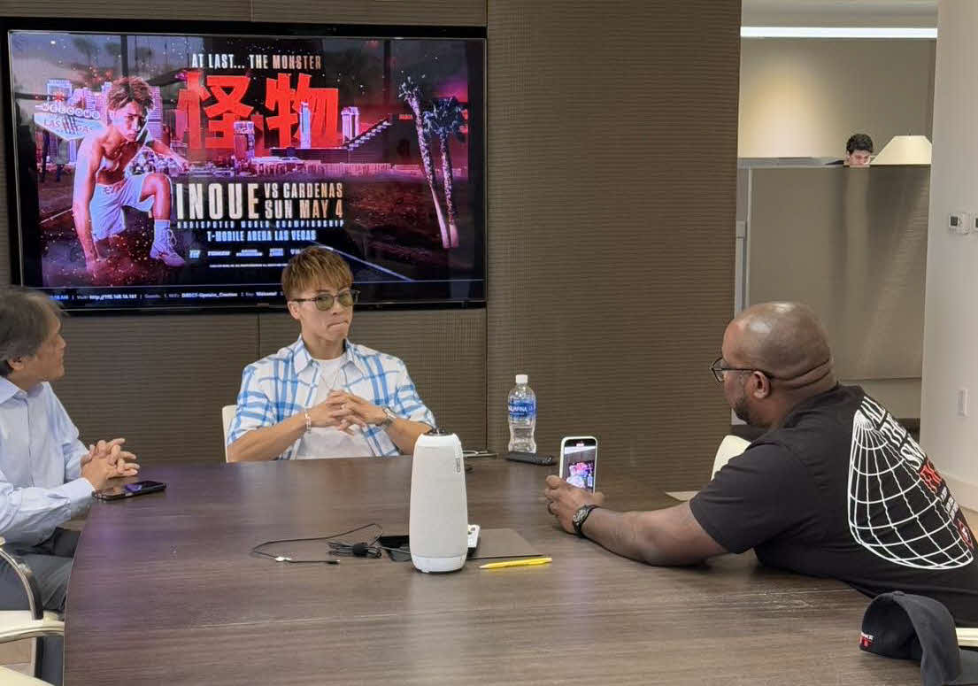 ESPNなど米メディアの取材を受ける井上尚弥（中央）（大橋ジム提供）