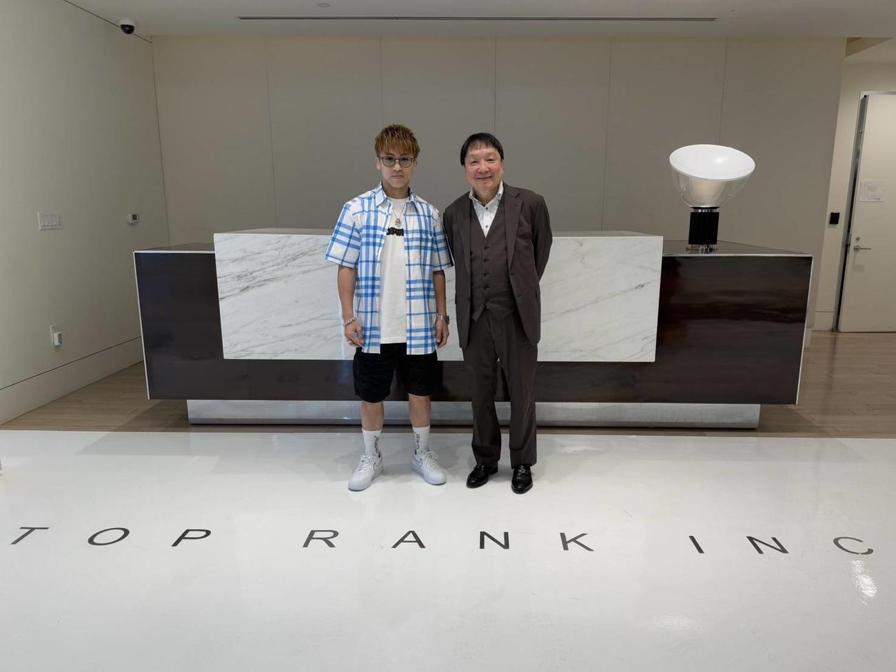 米プロモート大手トップランク社事務所を訪問した井上尚弥（左）と所属ジム大橋秀行会長（大橋ジム提供）