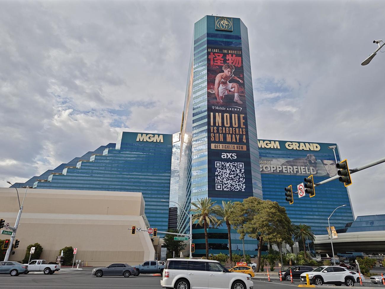井上尚弥が世界戦に向けて公開計量などを行うMGMグランドの正面に掲げられた井上尚弥－カルデナス戦の広告