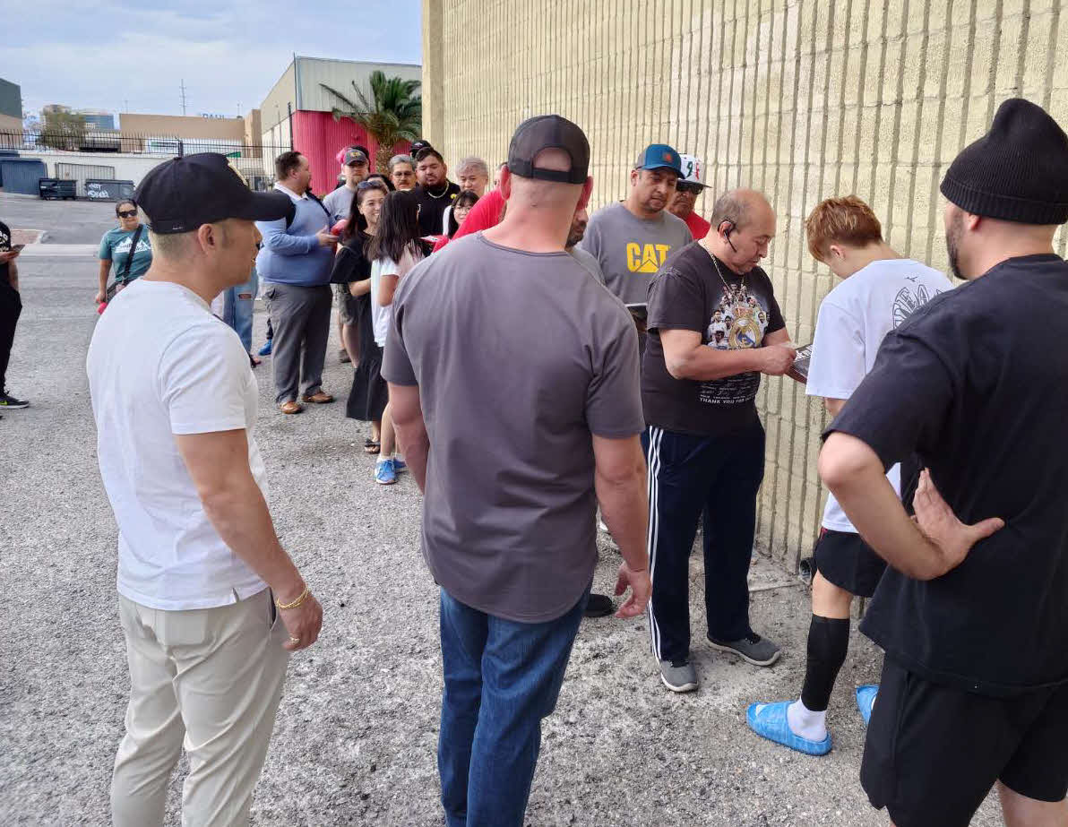 最終調整先のジムで待っていたファンに連日サインに応じた井上尚弥（右から2番目）（大橋ジム提供）