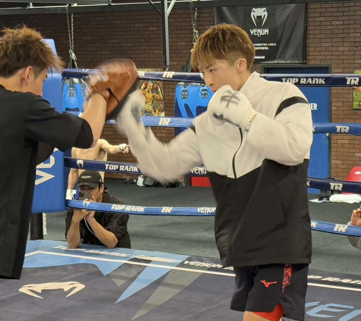 太田トレーナー（左）とのミット打ちを消化した井上（大橋ジム提供）