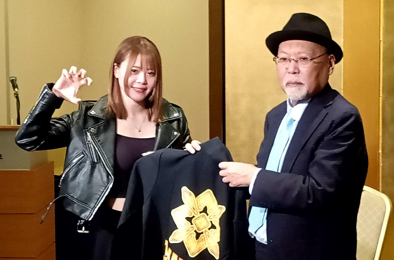 マリーゴールドに入団した岩谷麻優（左）と代表取締役のロッシー小川氏