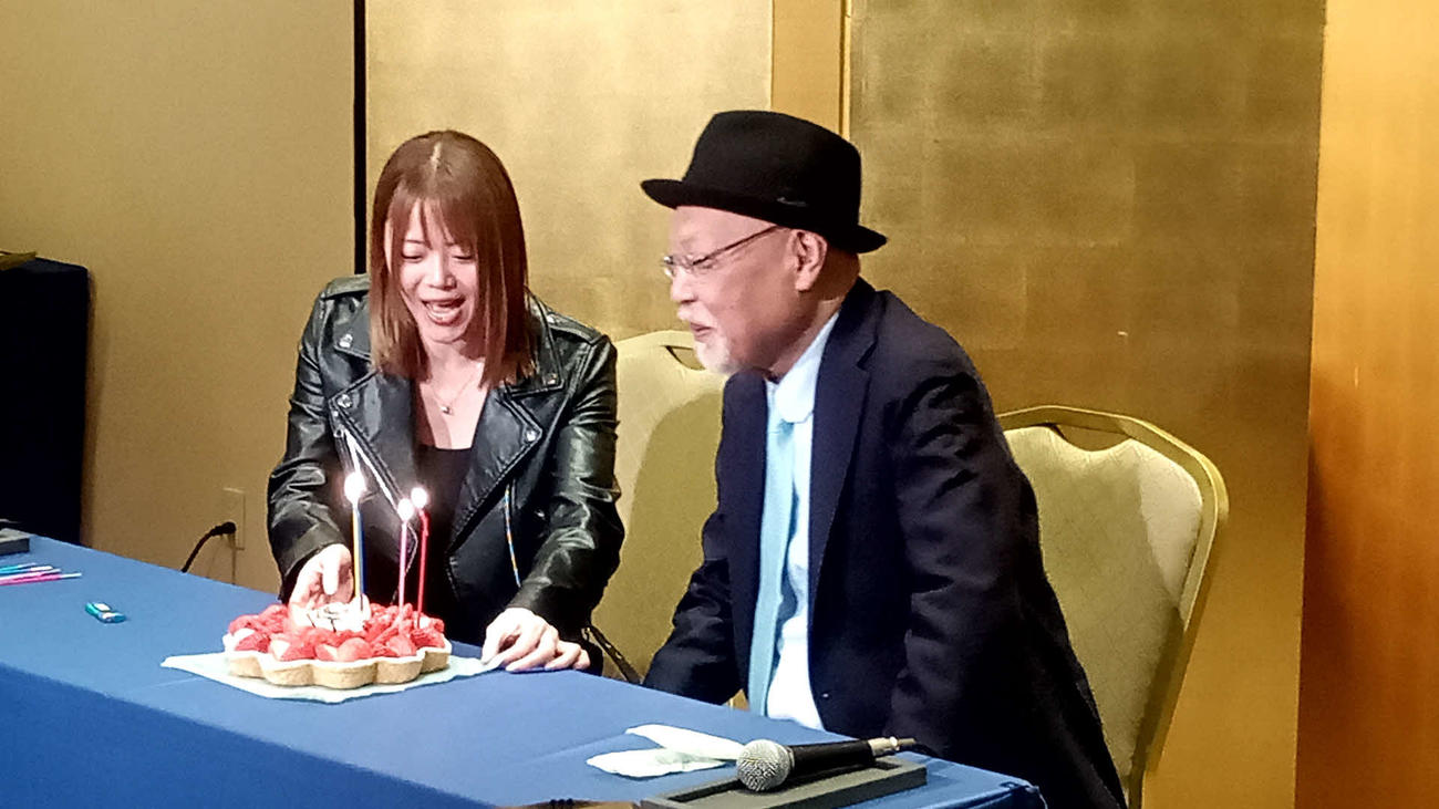 入団会見でロッシー小川氏にケーキをプレゼントした岩谷麻優（左）