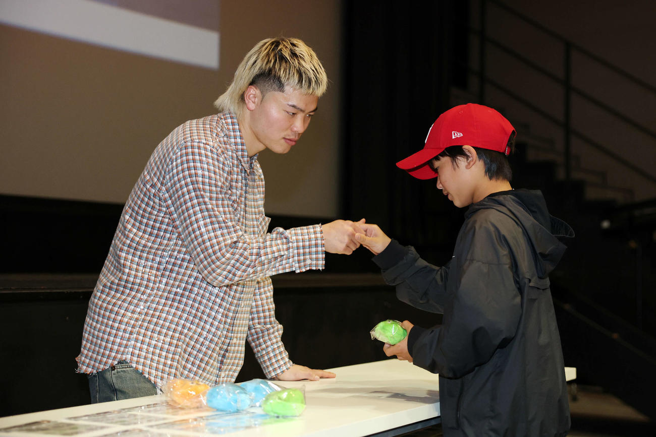 那須川天心「関係ないっしょ！気持ちっしょ！」トークショーでファンと握手する那須川（撮影・宮地輝）