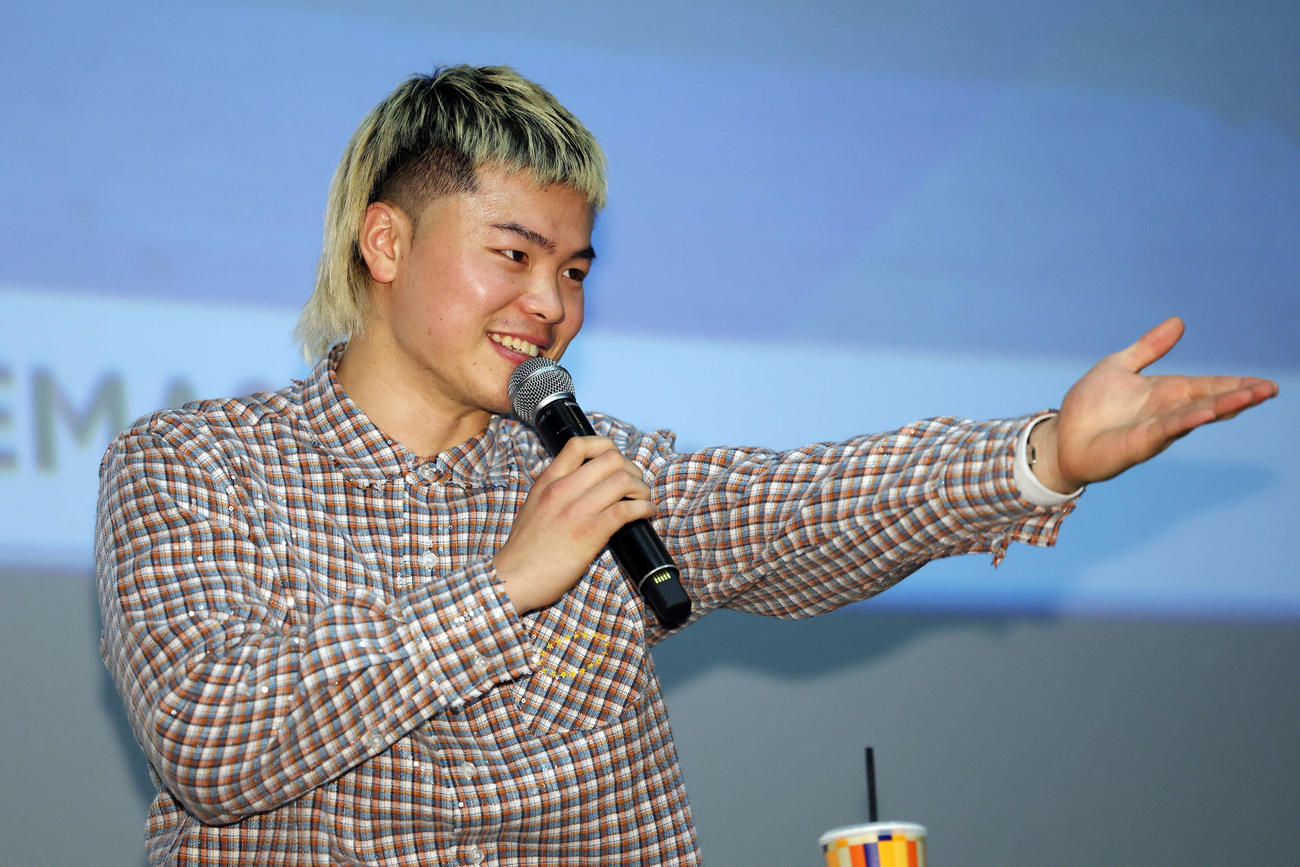 那須川天心「関係ないっしょ！気持ちっしょ！」トークショーで質問したいファンを指す那須川（撮影・宮地輝）