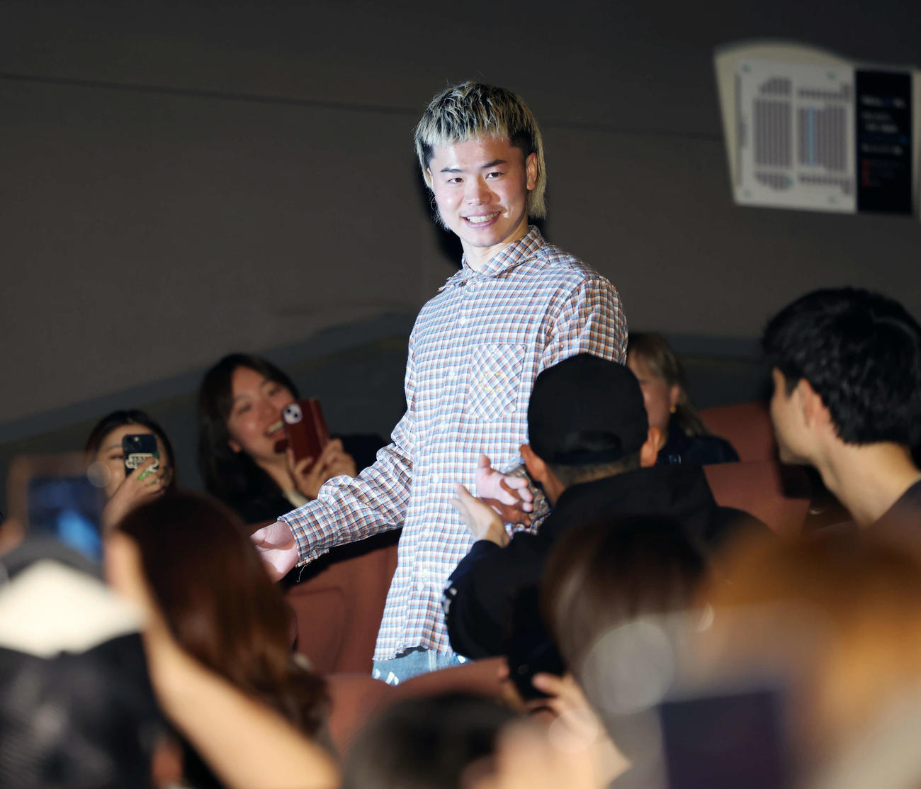 那須川天心「関係ないっしょ！気持ちっしょ！」トークショーに登場し笑顔でファンとタッチを交わす那須川（撮影・宮地輝）