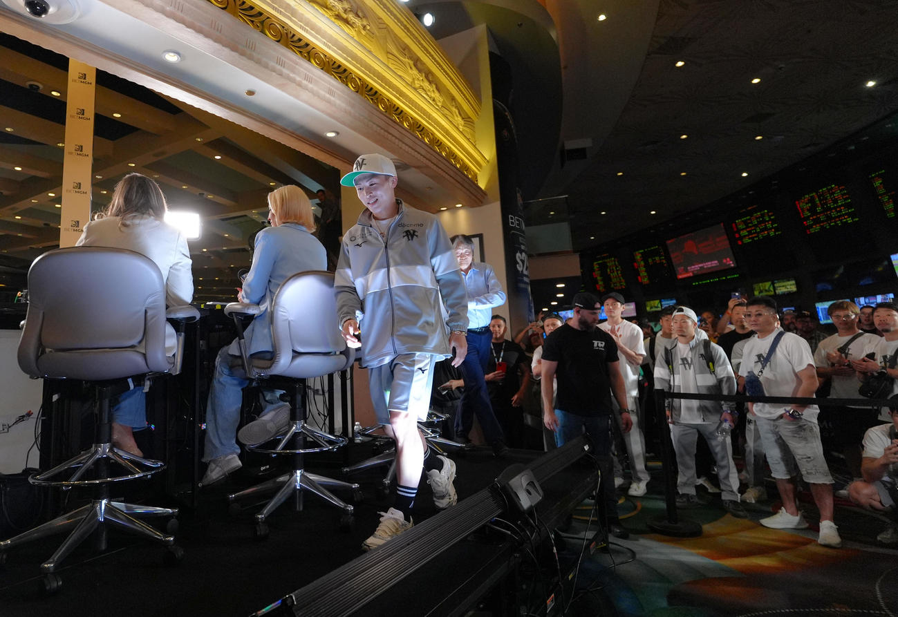 ラスベガスMGMグランドで行われるイベントでテレビのインタビューに応えた井上（左から3人目）（撮影・菅敏）