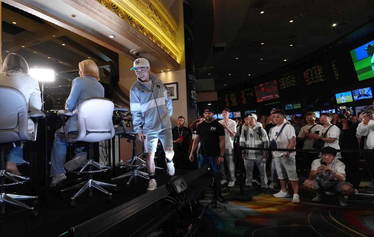 ラスベガスMGMグランドで行われるイベントでテレビのインタビューに応えた井上（左から3人目）（撮影・菅敏）