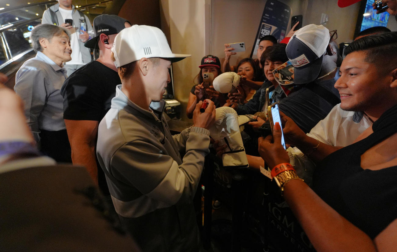 ラスベガスMGMグランドで行われるイベントに登場し、ファンにサインをする井上（撮影・菅敏）