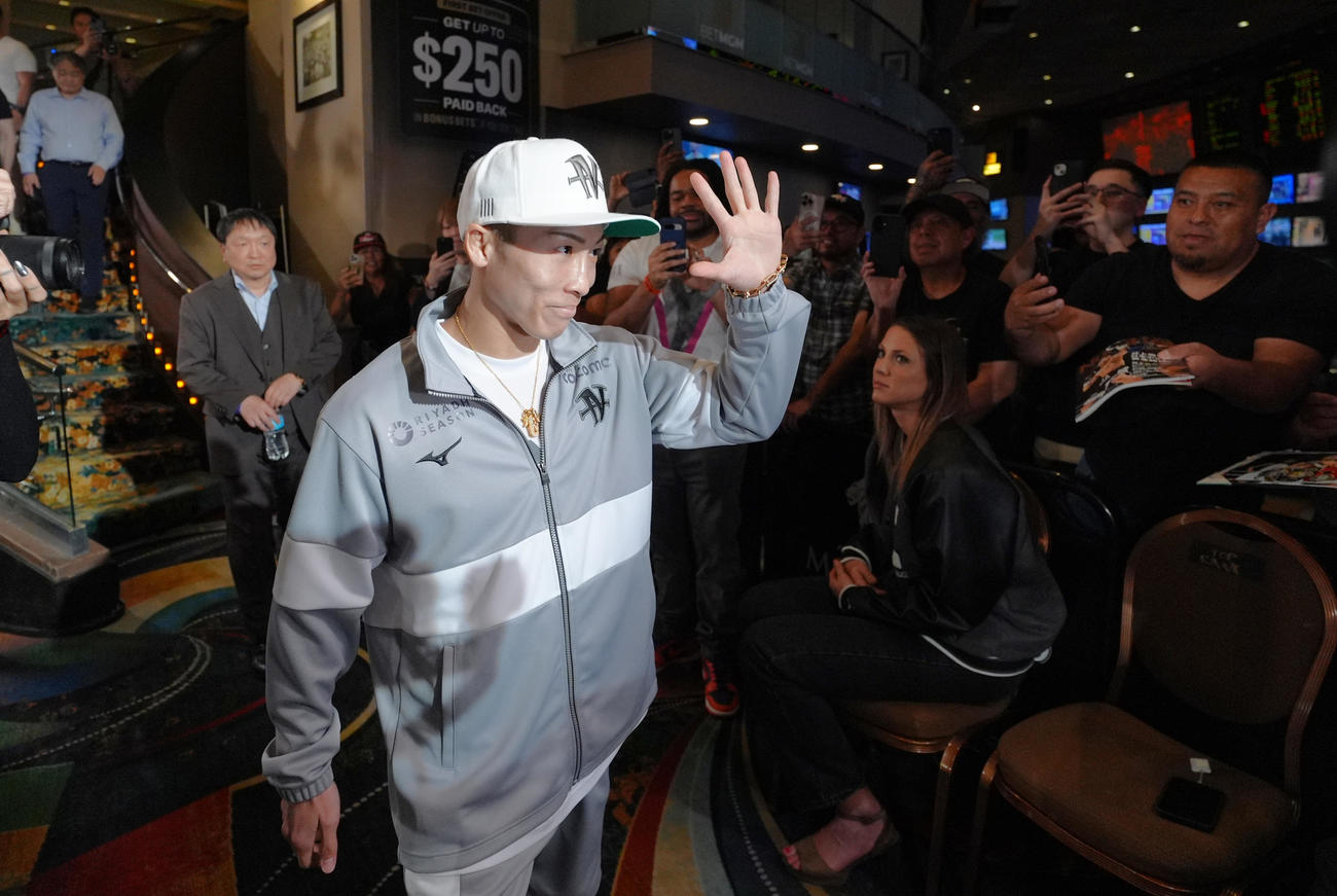 ラスベガスMGMグランドで行われるイベントに登場し、ファンに手を振る井上（撮影・菅敏）