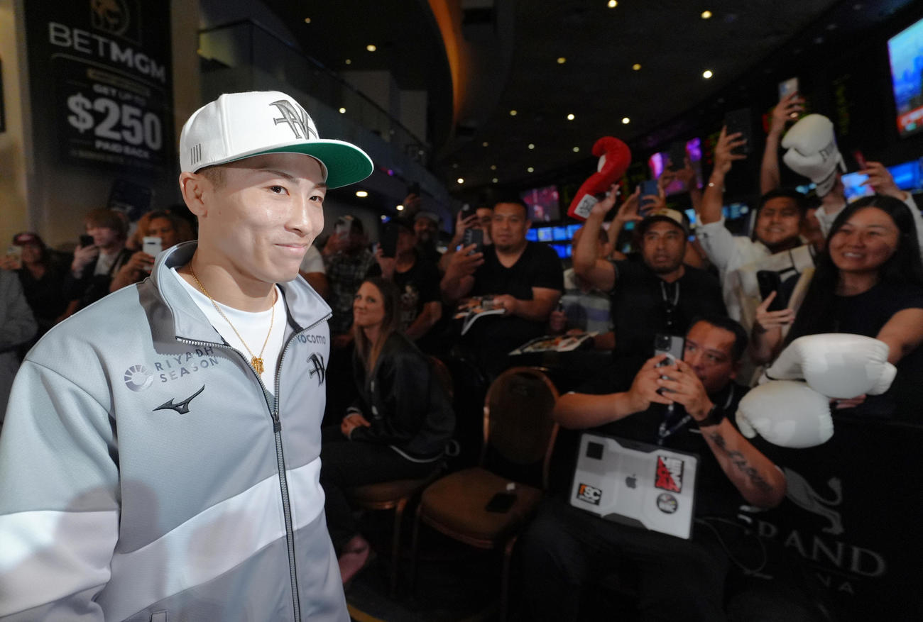 ラスベガスMGMグランドで行われるイベントに登場し、ファンの声援を受ける井上（撮影・菅敏）