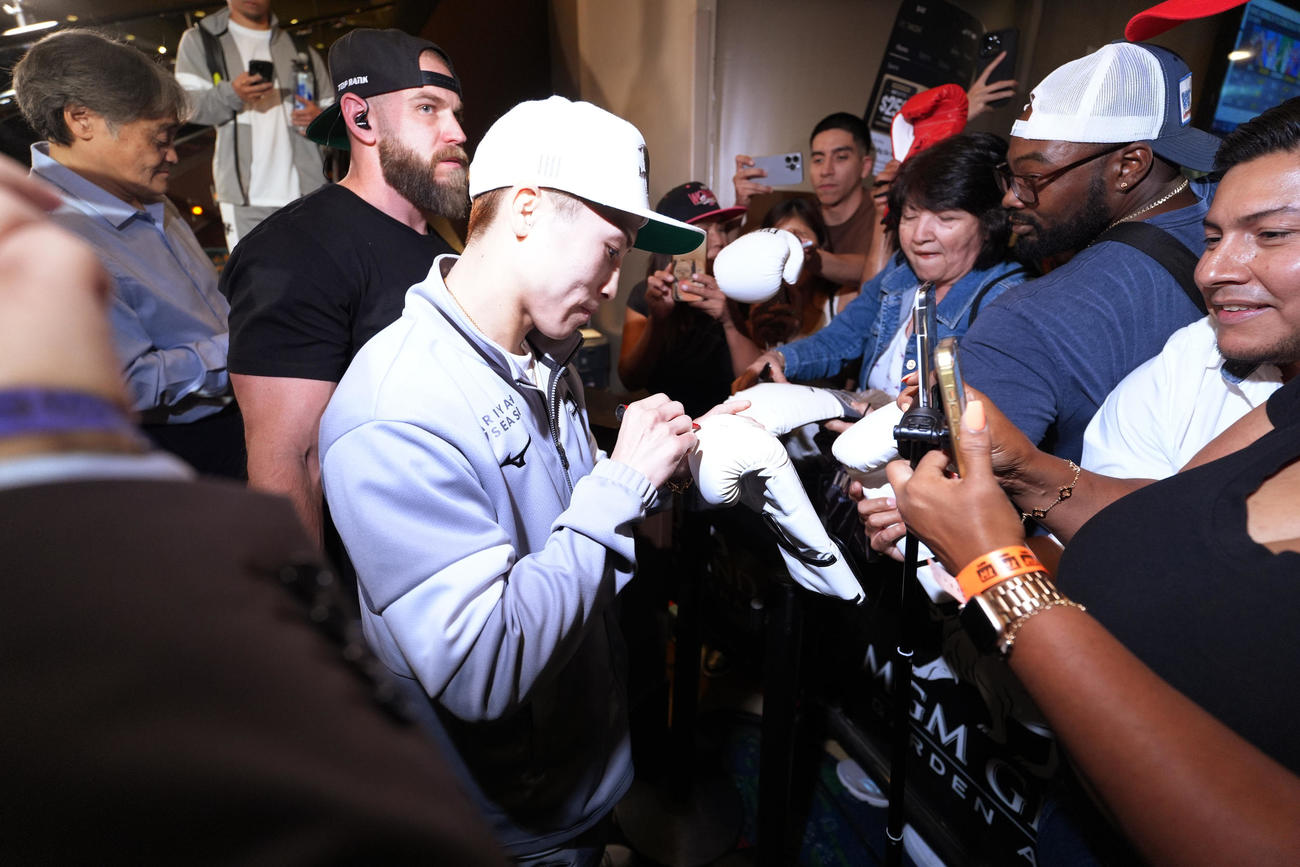 ラスベガスMGMグランドで行われるイベントに登場し、ファンにサインをする井上（撮影・菅敏）