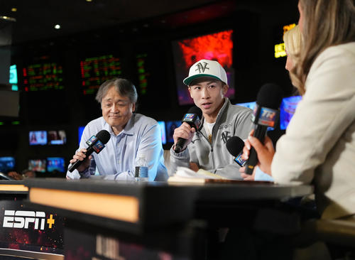 ラスベガスMGMグランドで行われるイベントでテレビのインタビューに応える井上（左から2人目）（撮影・菅敏）