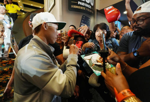 ラスベガスMGMグランドで行われるイベントに登場し、ファンにサインをする井上（撮影・菅敏）