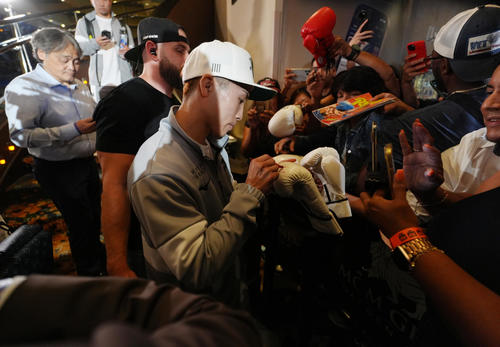 ラスベガスMGMグランドで行われるイベントに登場し、ファンにサインをする井上（撮影・菅敏）