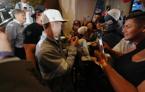 ラスベガスMGMグランドで行われるイベントに登場し、ファンにサインをする井上（撮影・菅敏）