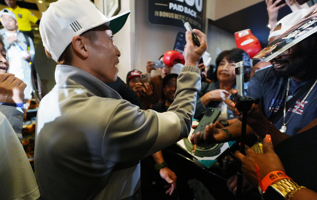 ラスベガスMGMグランドで行われるイベントに登場し、ファンにサインをする井上（撮影・菅敏）