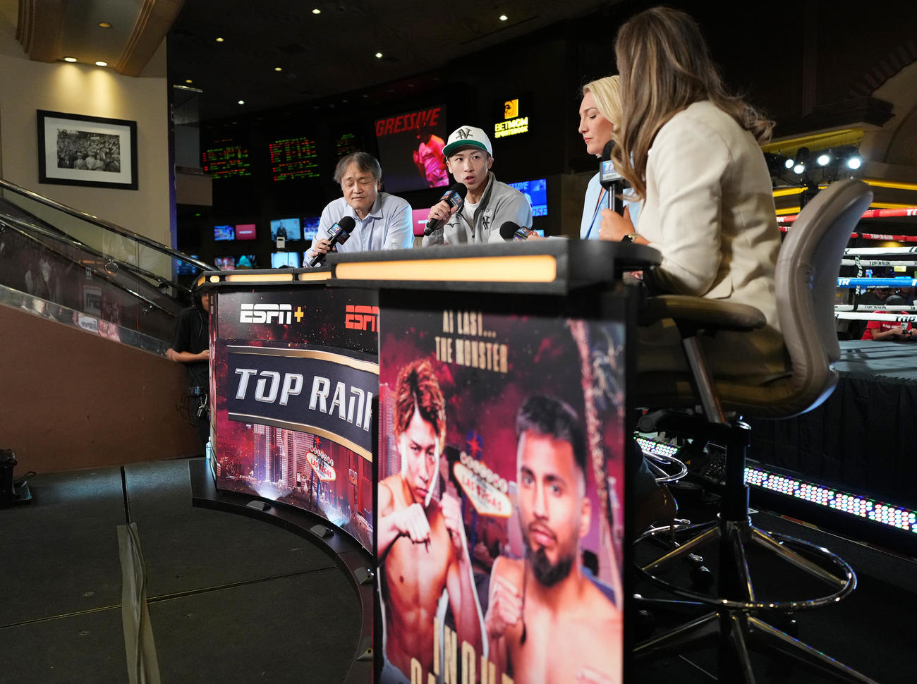 ラスベガスMGMグランドで行われるイベントでテレビのインタビューに応える井上（左から2人目）（撮影・菅敏）