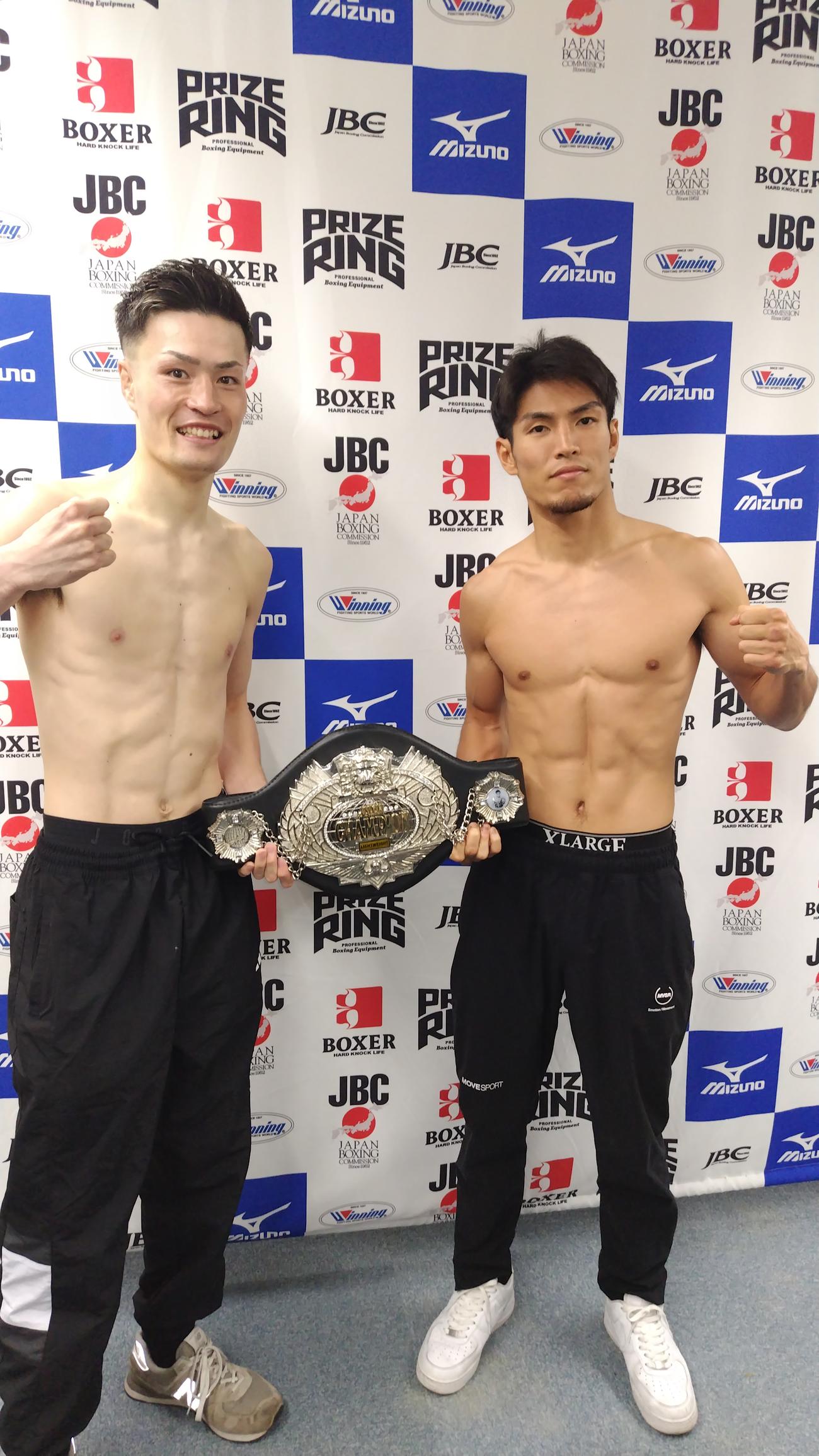 日本ライト級王座決定戦で再戦する村上雄大（左）と仲里周磨はともに計量をクリアした（撮影・首藤正徳）