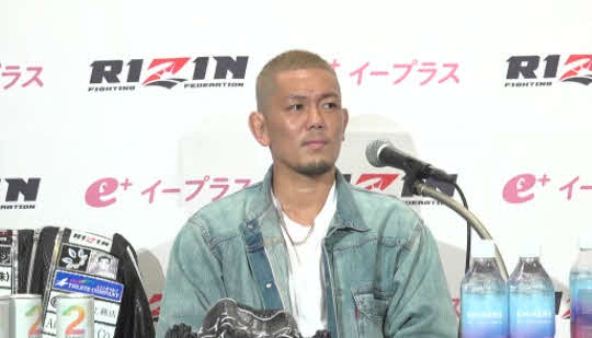 金髪の丸刈りになって会見に現れた皇治