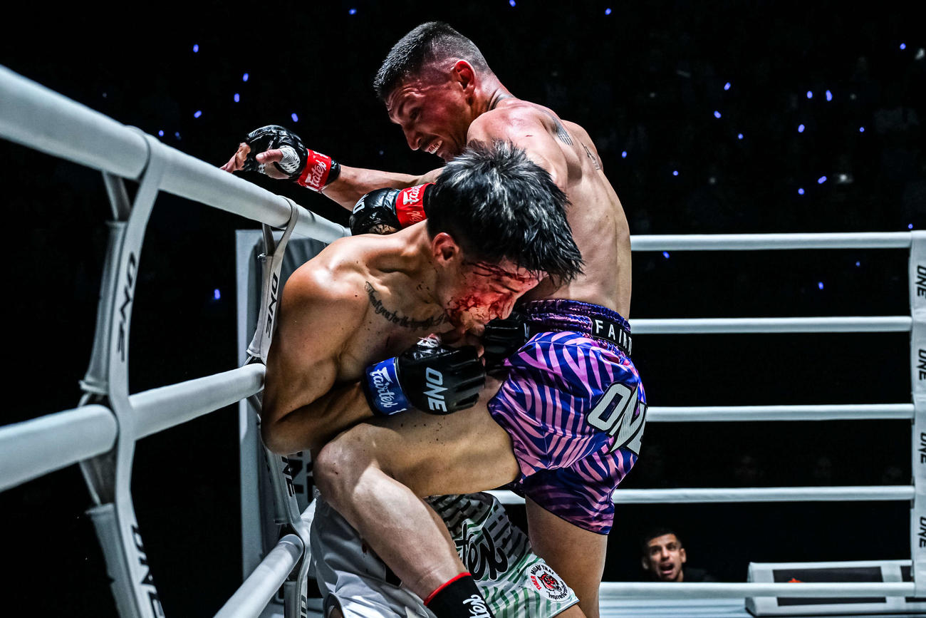 バックヒジで額をカットした佐藤知稀（左）は2回TKO負けを喫した（C）ONE Championship