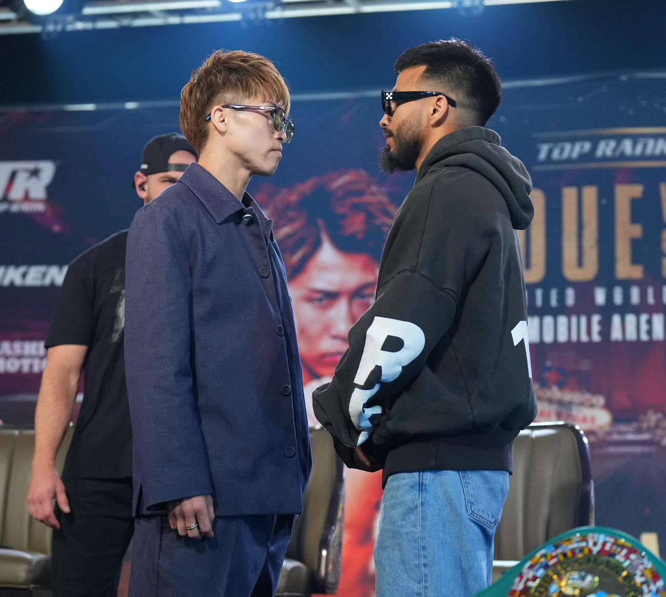 会見を終え、カルデナス（右）とにらみ合う井上（撮影・菅敏）