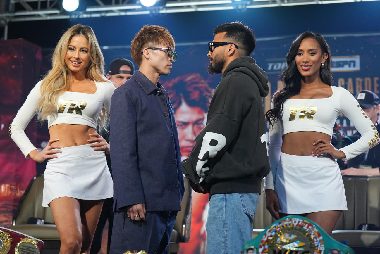 会見を終え、カルデナス（右から2人目）とにらみ合う井上（撮影・菅敏）