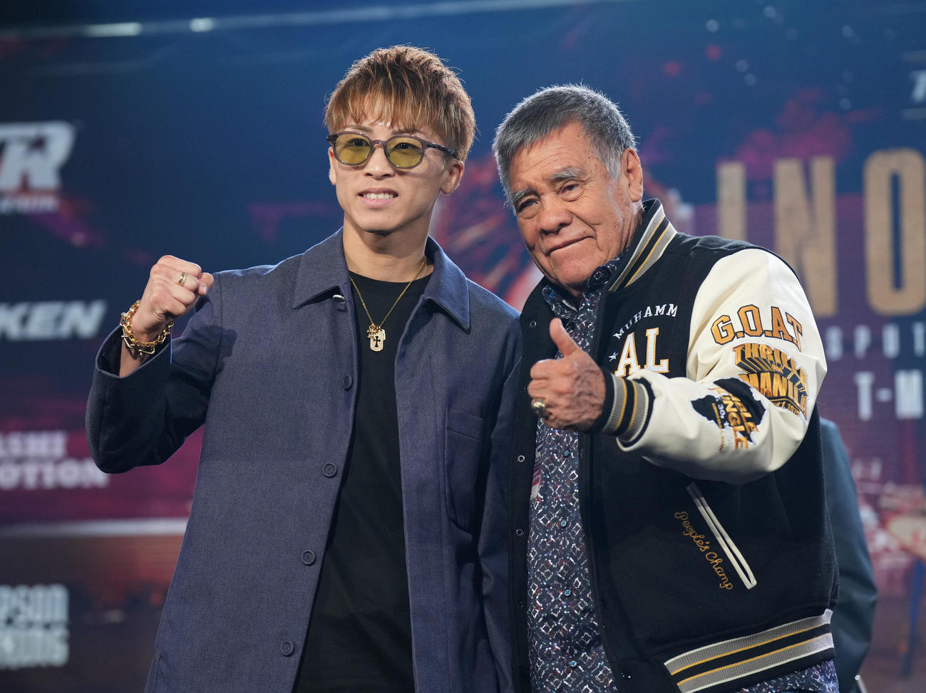 オリバレス氏（右）と記念写真に納まる井上（撮影・菅敏）