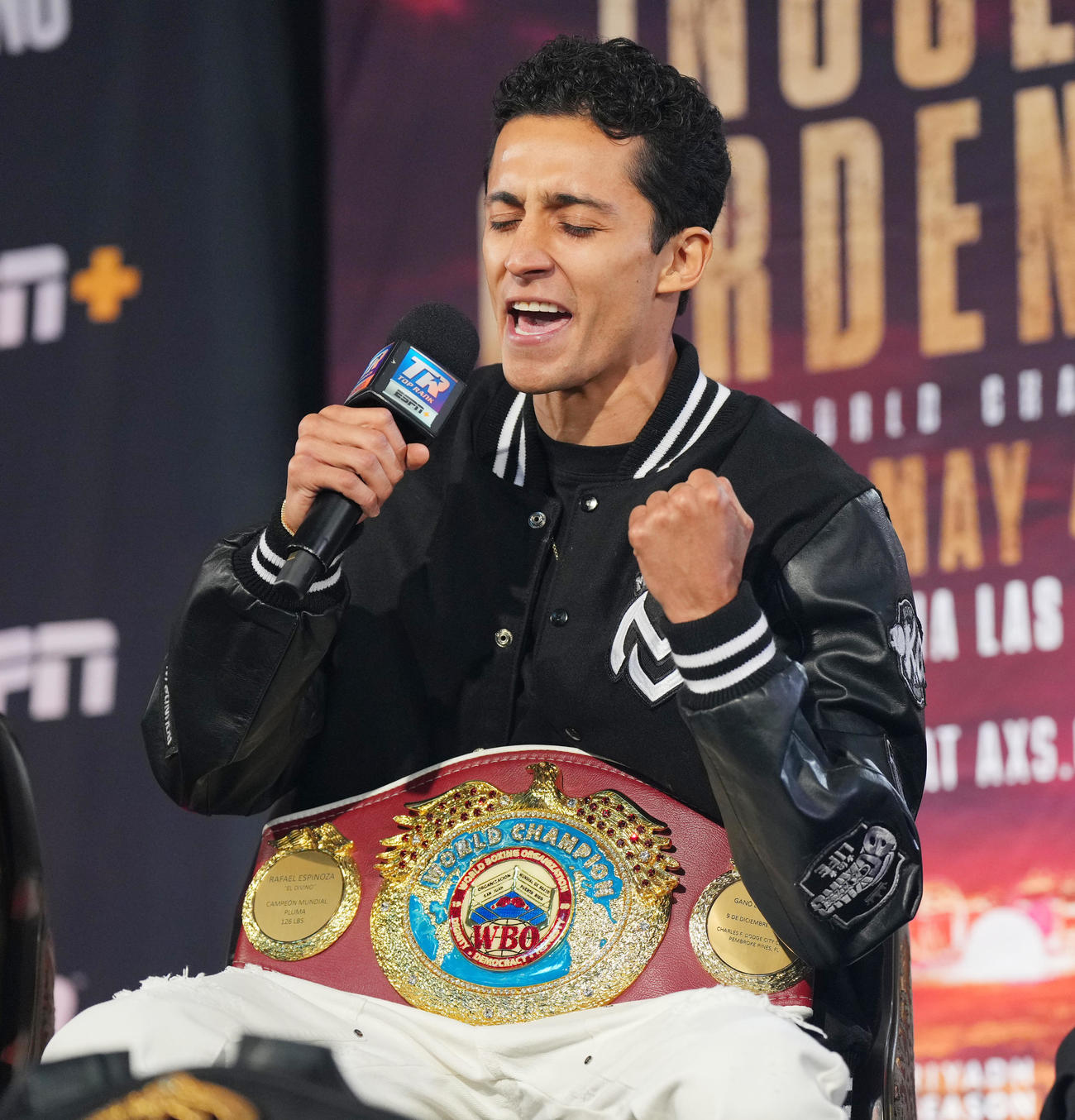 会見で歌を披露するエスピノサ（撮影・菅敏）