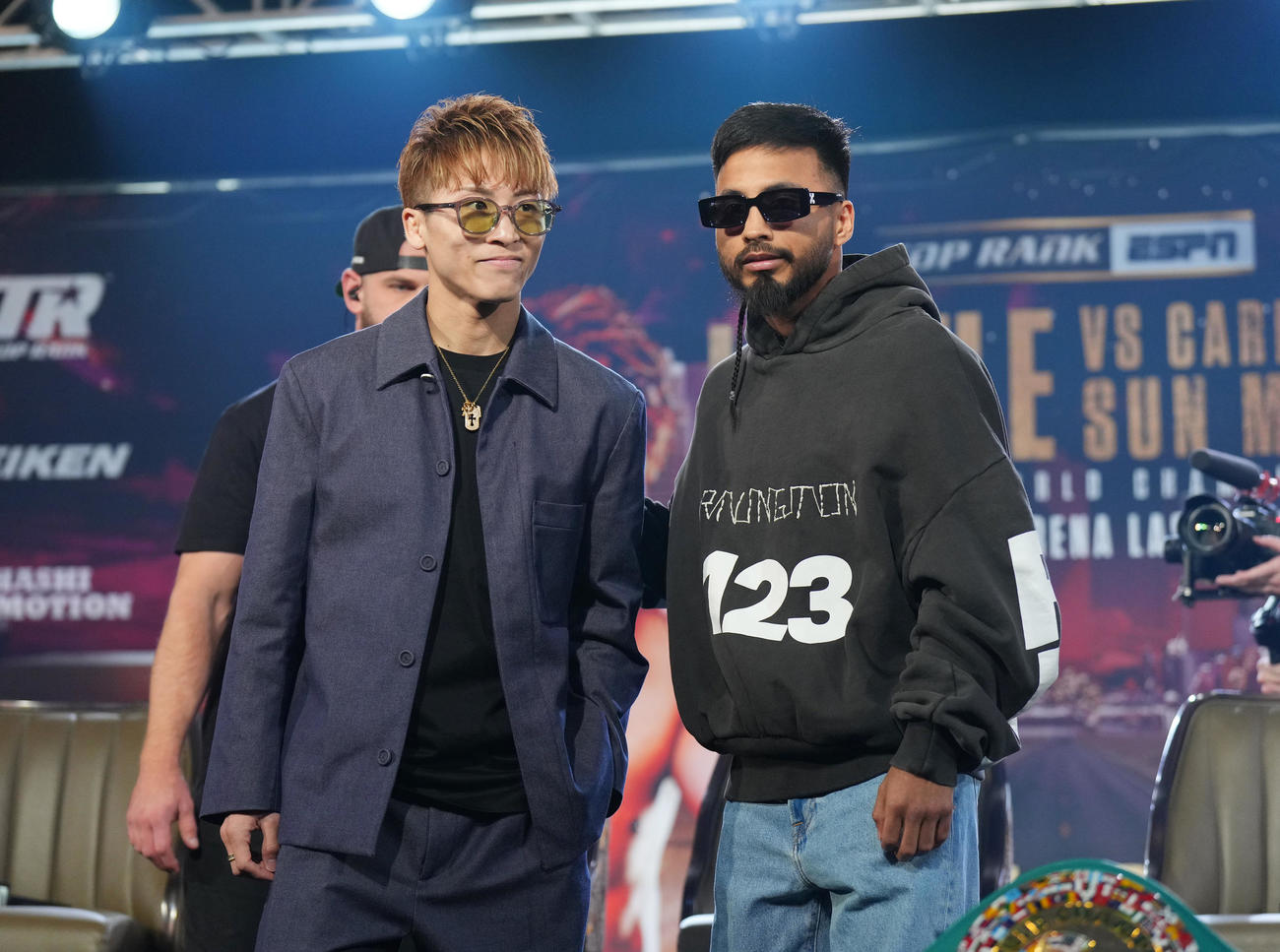 会見を終え、カルデナス（右）と言葉を交わす井上（撮影・菅敏）