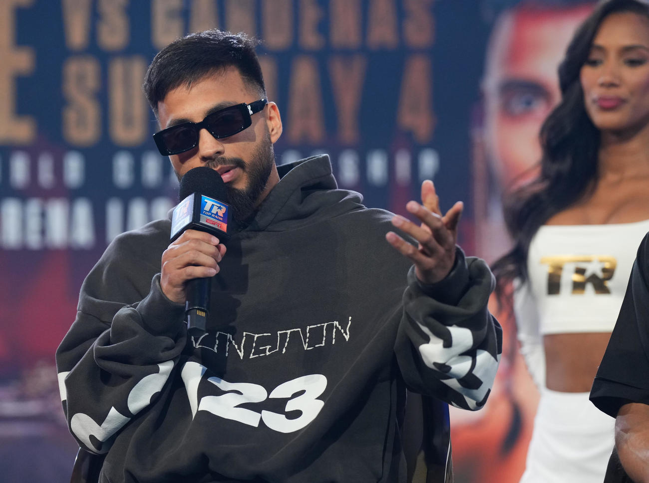 会見で抱負を話すカルデナス（撮影・菅敏）