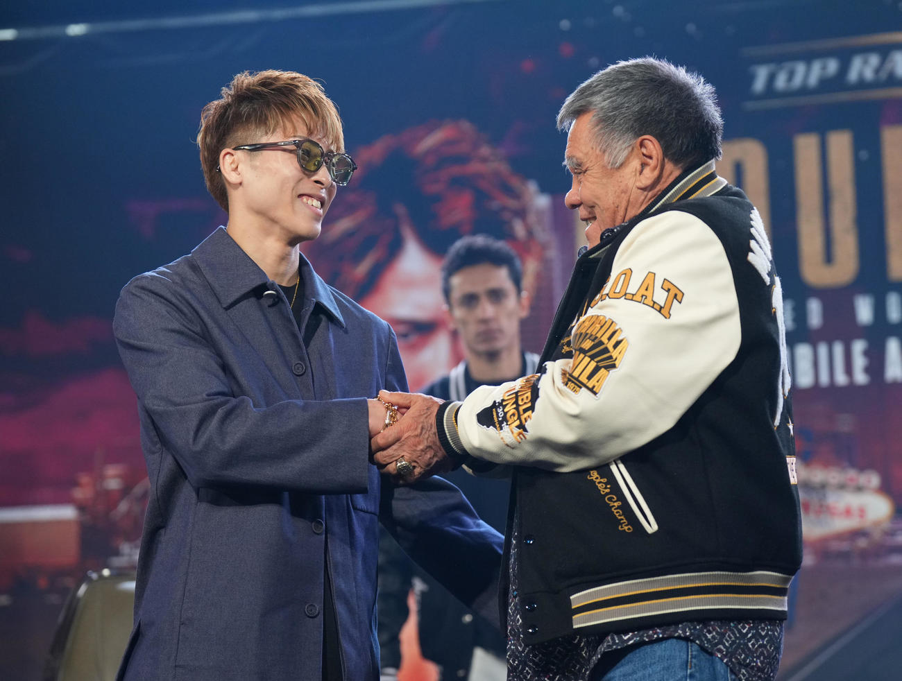 オリバレス氏と握手をする井上（撮影・菅敏）