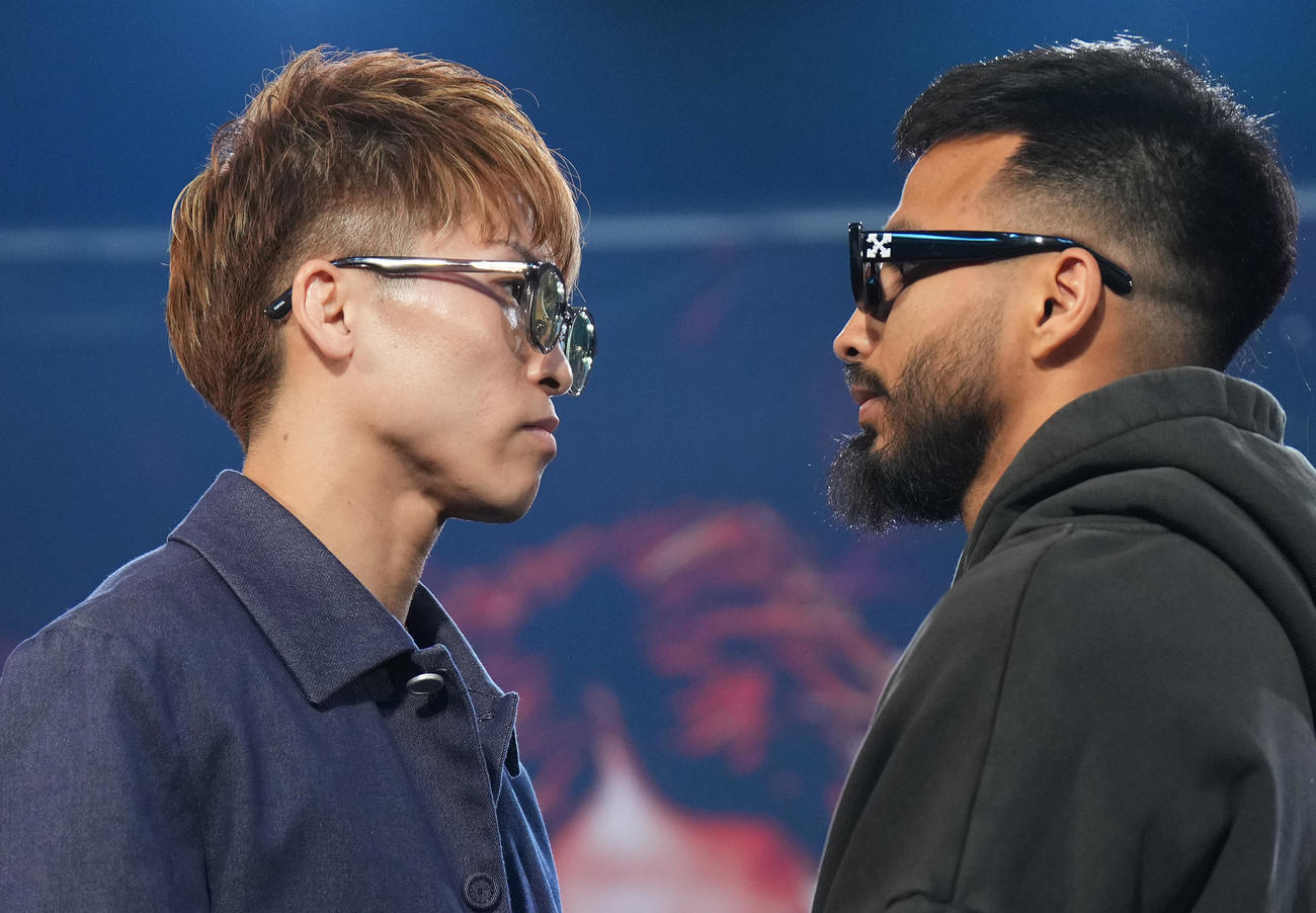 会見を終え、カルデナス（右）とにらみ合う井上（撮影・菅敏）