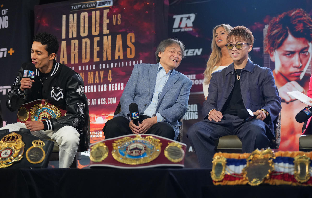 会見で歌を披露するエスピノサ（左）を横目に笑顔を見せる井上（撮影・菅敏）