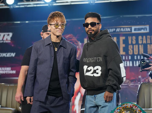 会見を終え、カルデナス（右）と言葉を交わす井上（撮影・菅敏）