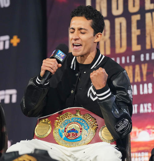 会見で歌を披露するエスピノサ（撮影・菅敏）