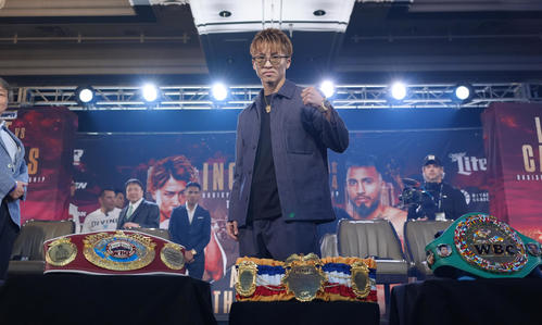 会見を終え、ポーズをとる井上（撮影・菅敏）