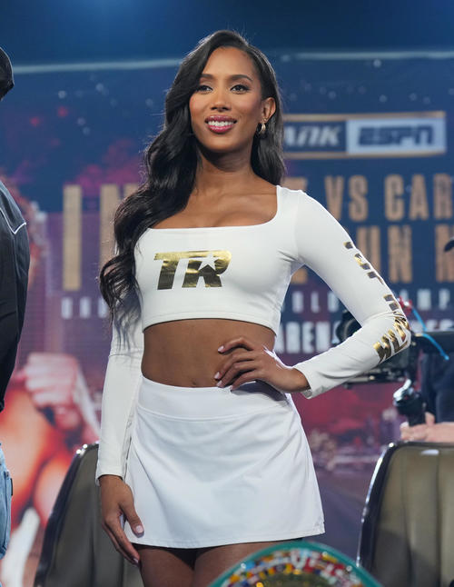 会見場を彩るラウンドガール（撮影・菅敏）