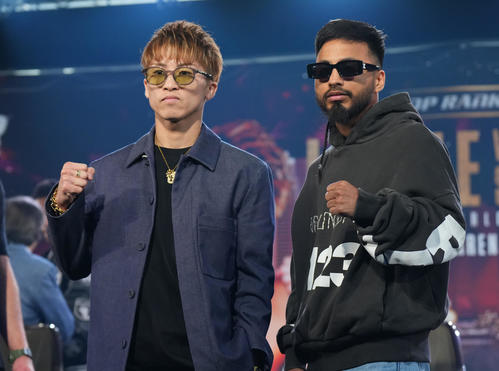 会見で闘志を燃やしカルデナス（右）を横目にファイティングポーズをとる井上（撮影・菅敏）