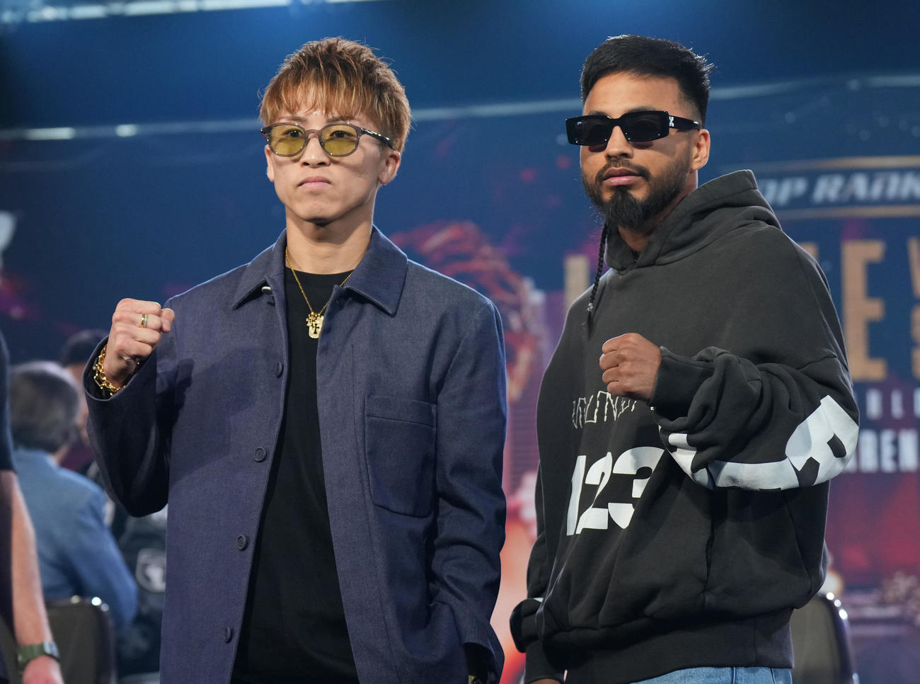 会見で闘志を燃やしカルデナス（右）を横目にファイティングポーズをとる井上（撮影・菅敏）