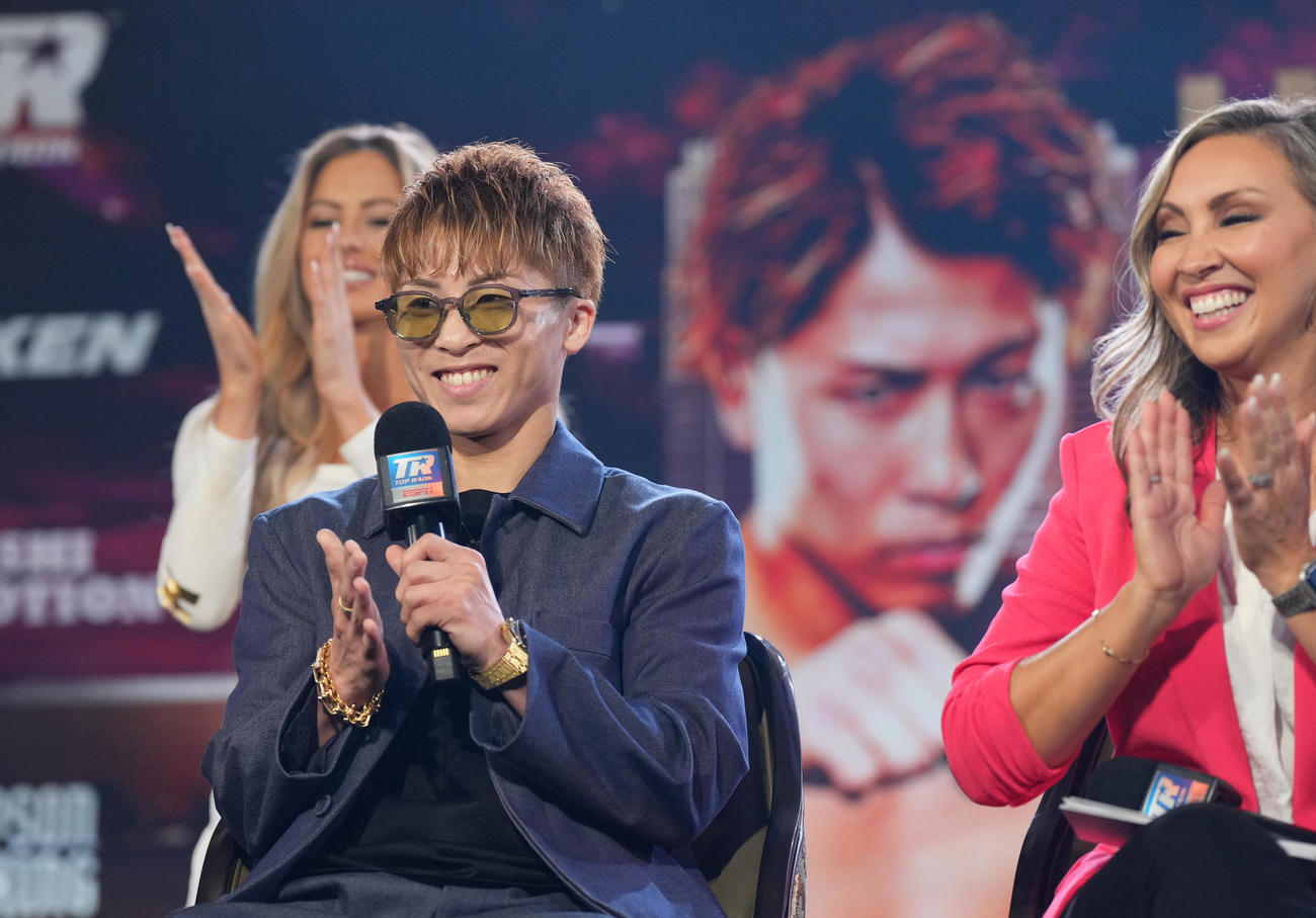 会見で歌を披露するエスピノサに拍手を送る井上（撮影・菅敏）