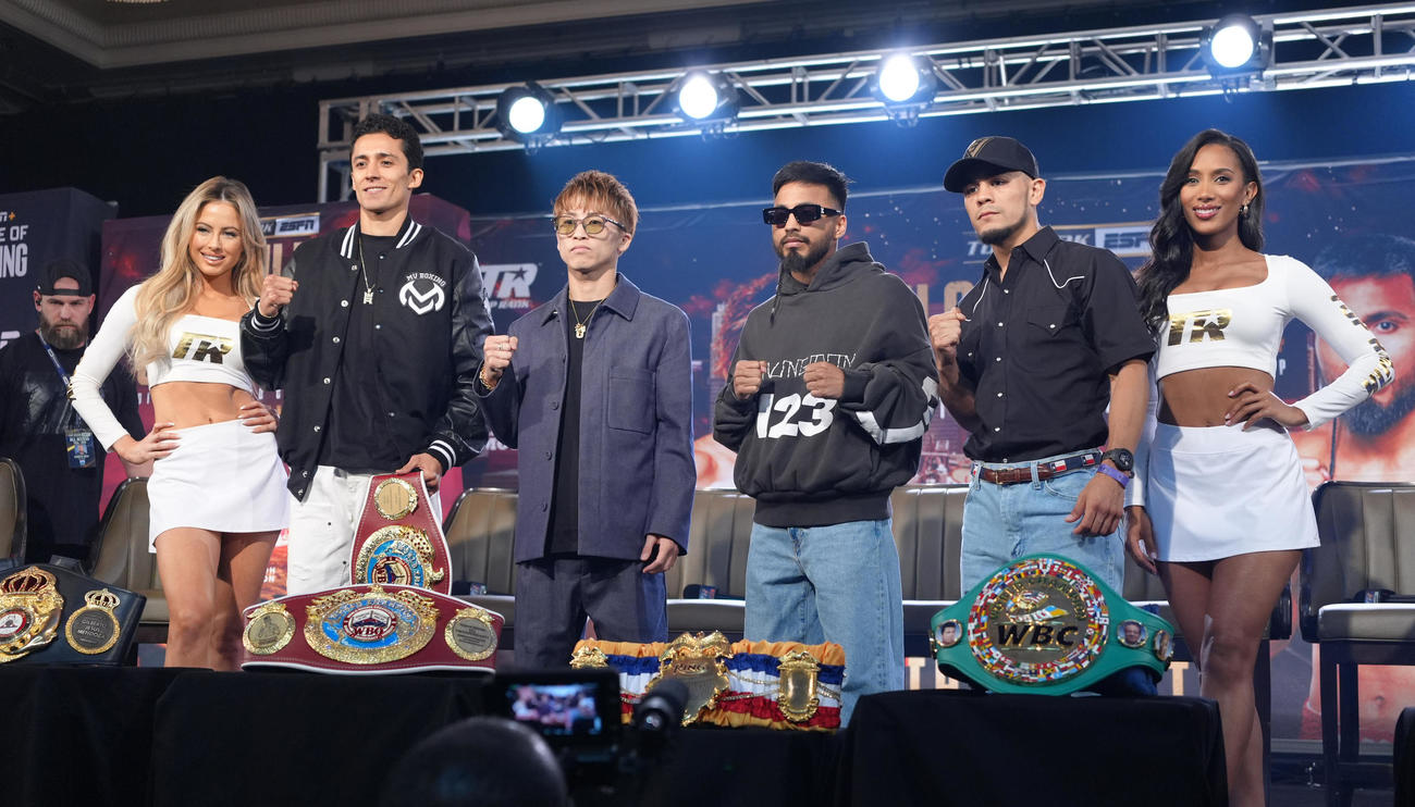 会見を終え、記念写真に納まる井上（左から3人目）。右から4人は対戦者カルデナス（撮影・菅敏）