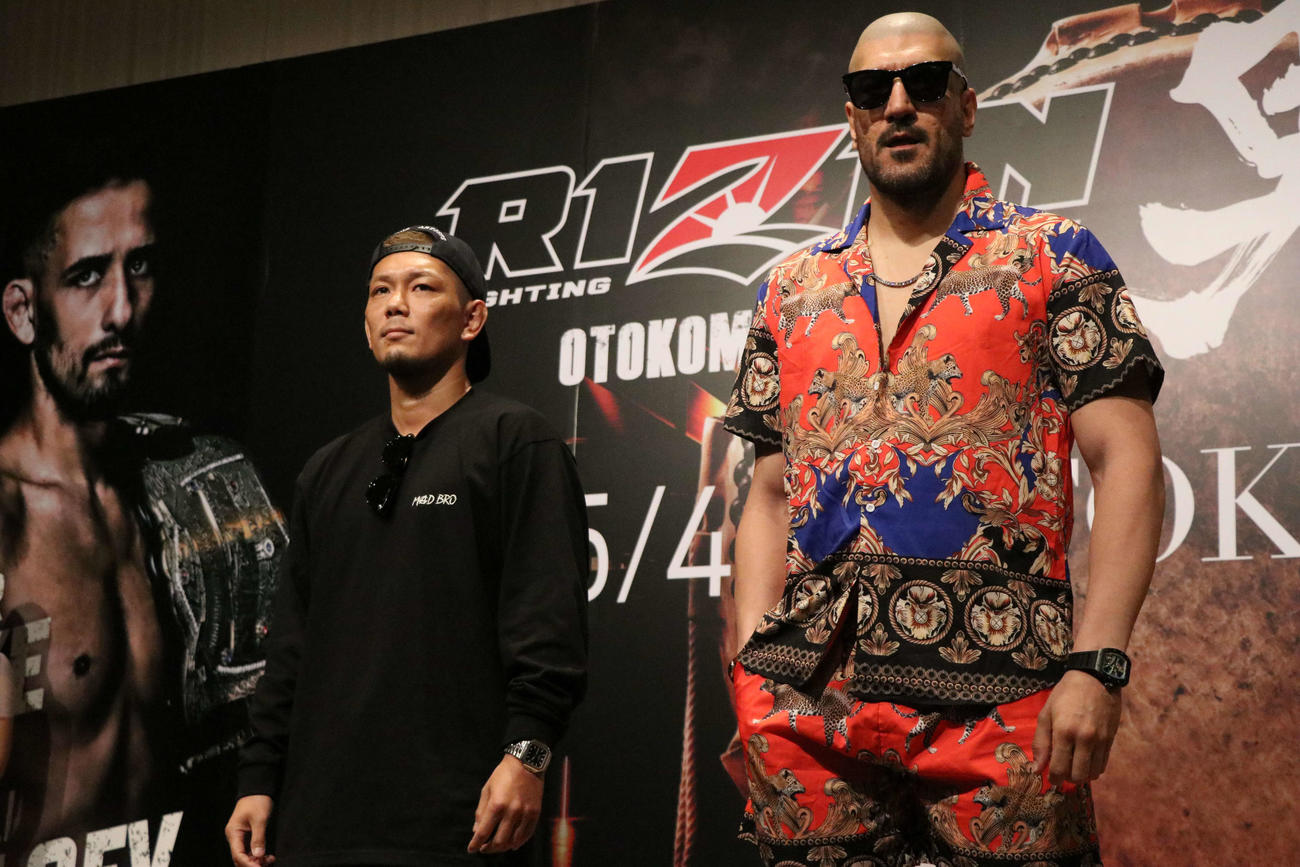 計量を終えて写真撮影に応じる皇治（左）とシナ（撮影・泉光太郎）