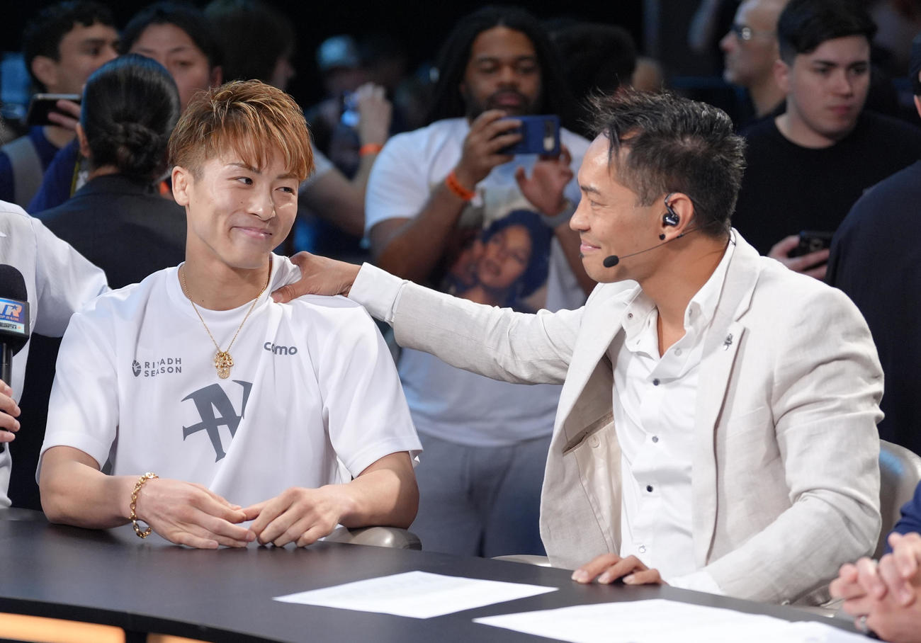 計量をクリアし、ノニト・ドネア氏（右）から激励を受ける井上（撮影・菅敏）