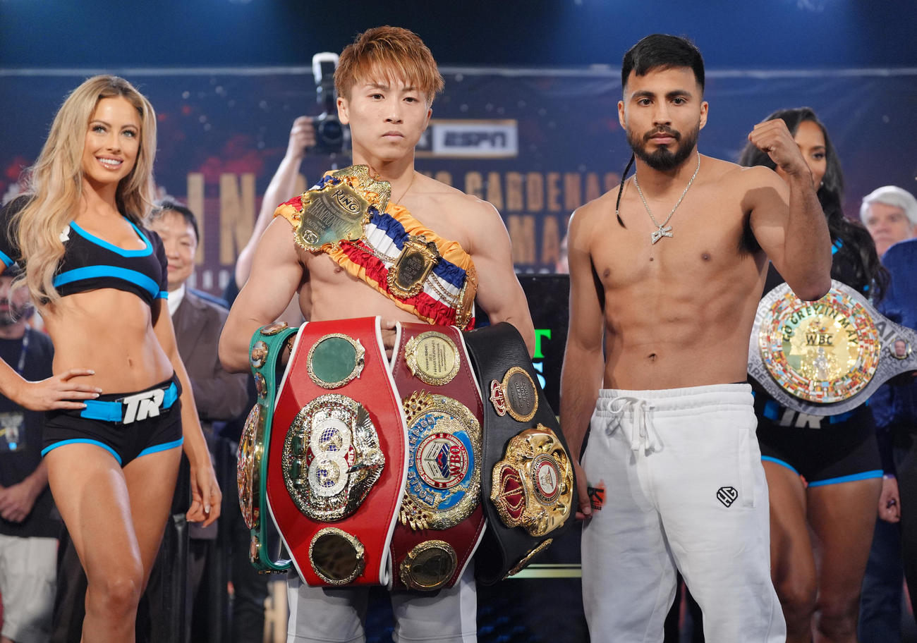 計量をクリアしカルデナス（右）を横目に気合の入った表情を見せる井上（撮影・菅敏）