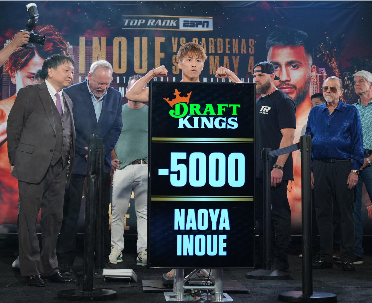 計量をクリアし、ガッツポーズを見せる井上（撮影・菅敏）