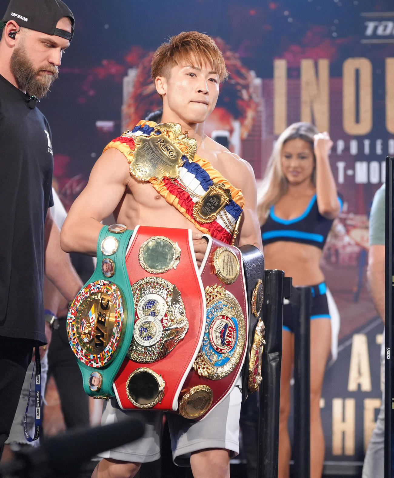 計量をクリアし、ベルト4本のベルトを手に登場する井上（撮影・菅敏）