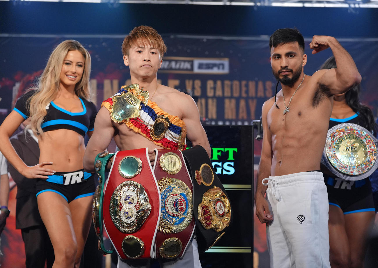 計量をクリアしカルデナス（右）を横目に気合の入った表情を見せる井上（撮影・菅敏）