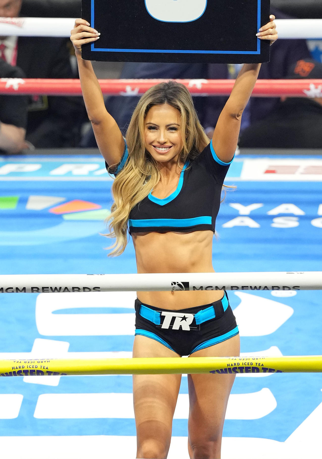 リングを彩るラウンドガール（撮影・菅敏）